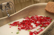 Carica l&#39;immagine nel visualizzatore Galleria, Set of 24 Soap Flower Heart Box - Red Roses
